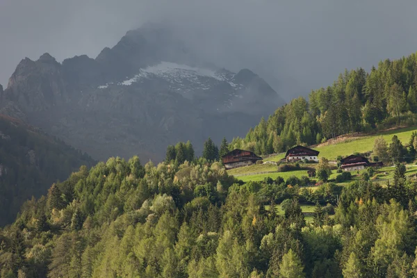 Una tempesta dietro le montagne in autunno — Foto Stock