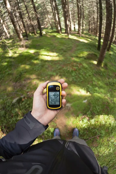 GPS 'le ormanda doğru yeri bulmak.