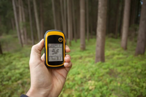 Per GPS die richtige Position im Wald finden — Stockfoto