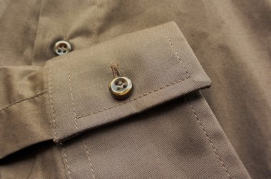 İtalya'da yapılan kahverengi pamuklu gömlek