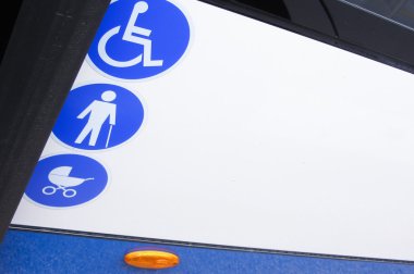 Engelli ve yaşlı insanların ulaşım için etkin veri yolu 