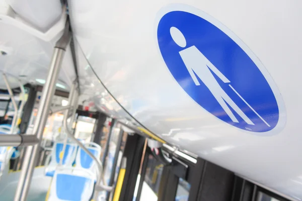 Etiqueta de asiento reservada a bordo del autobús para personas mayores —  Fotos de Stock