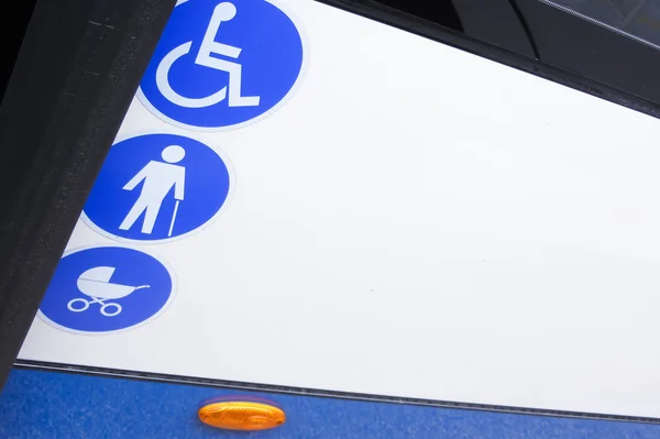 Дозволений автобус для перевезення інвалідів та людей похилого віку — стокове фото