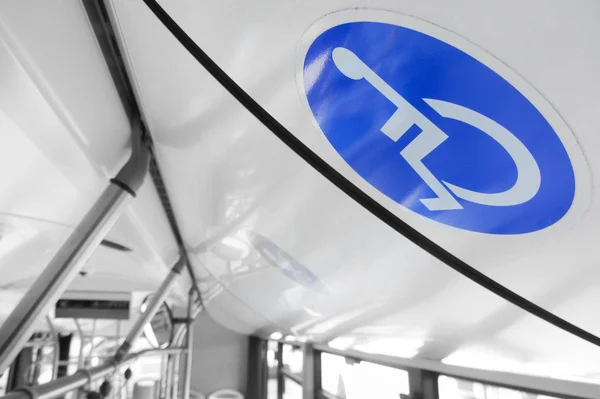 Etiqueta del asiento reservado a bordo del autobús para personas con discapacidad —  Fotos de Stock