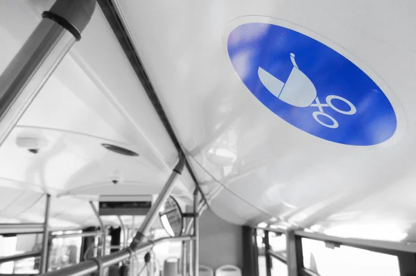 Etiqueta del asiento reservado a bordo del autobús para el carro de bebé —  Fotos de Stock