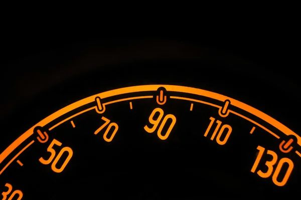 Gece bir arabanın içine hız göstergesi — Stok fotoğraf