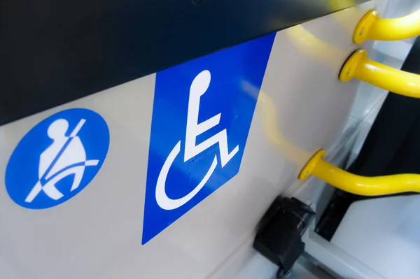 Fenntartott helyet címke fedélzetén a busz, a fogyatékkal élők — Stock Fotó