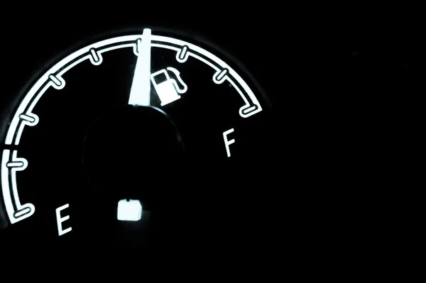Comprobación del nivel de combustible dentro de un coche — Foto de Stock