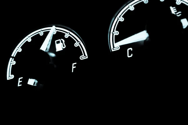 Comprobación del nivel de combustible dentro de un coche — Foto de Stock