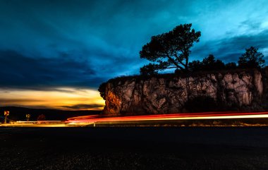 Yoldaki gece lambaları