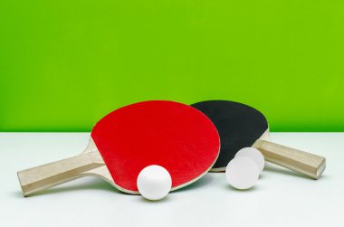 Masa tenis raketleri beyaz toplar