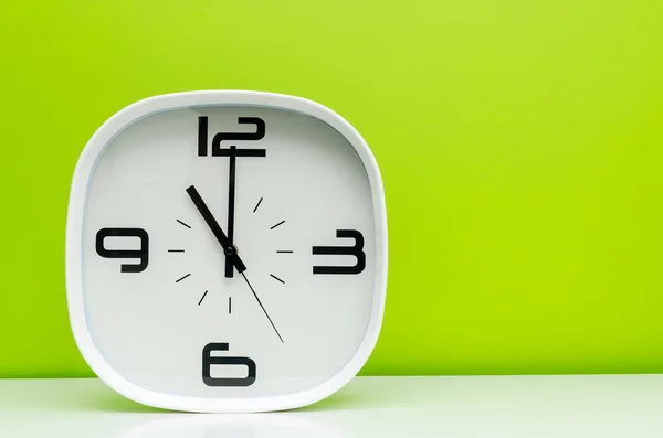 Beyaz modern Saat Açık mavi renkli