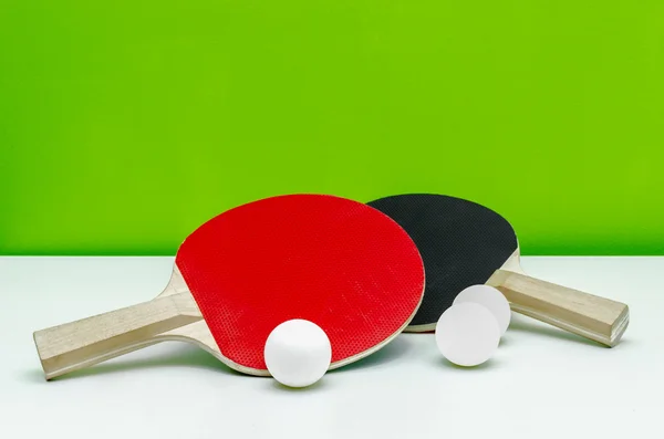 Raquetas de tenis de mesa con bolas blancas — Foto de Stock