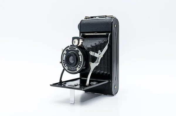 Beyaz arkaplanda eski model kamera