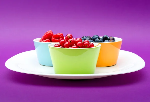 Çilek plaka üzerinde