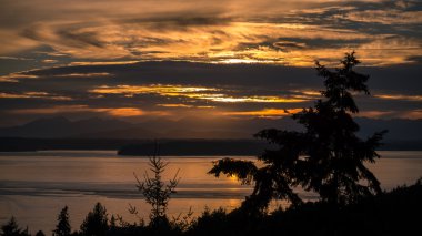 Güneş batmadan Seattle yakınındaki Olimpiyatları üzerinde