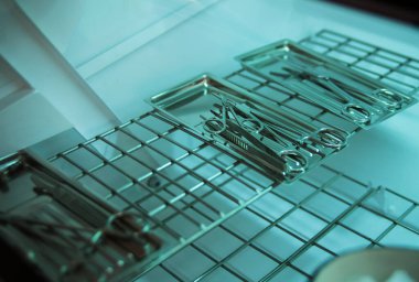 Ameliyat hazırlığı, aletlerin sterilizasyonu.