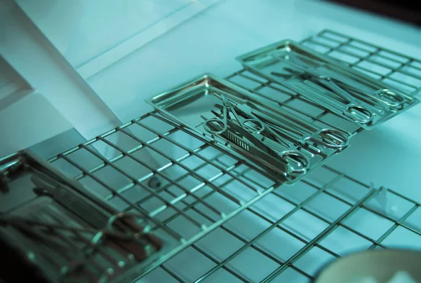 Ameliyat hazırlığı, aletlerin sterilizasyonu.