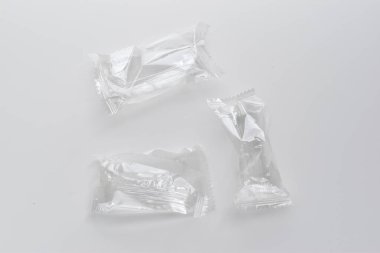 Yavaş yavaş çürüyen kek torbaları. Çöp ayıklama.