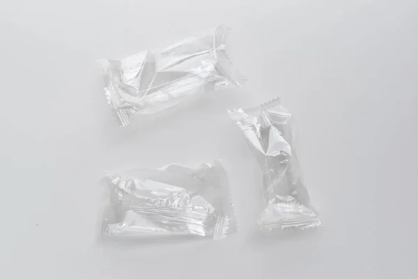 Yavaş yavaş çürüyen kek torbaları. Çöp ayıklama.