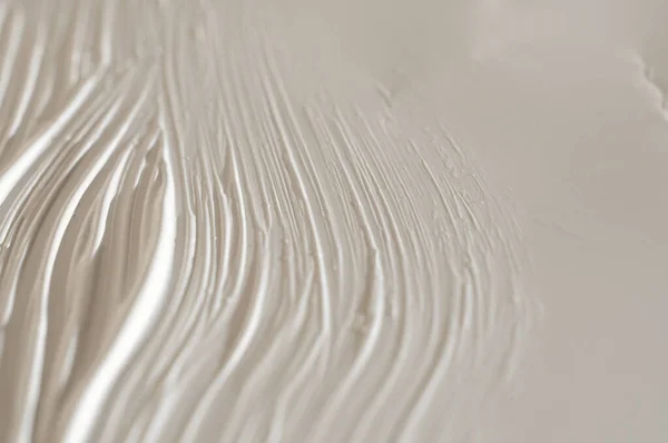 Beyaz arkaplanda güzel dalgalı fırça darbeleri