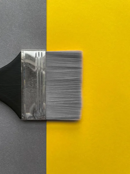 Renkli ve gri arkaplanda gri iplikli fırça.