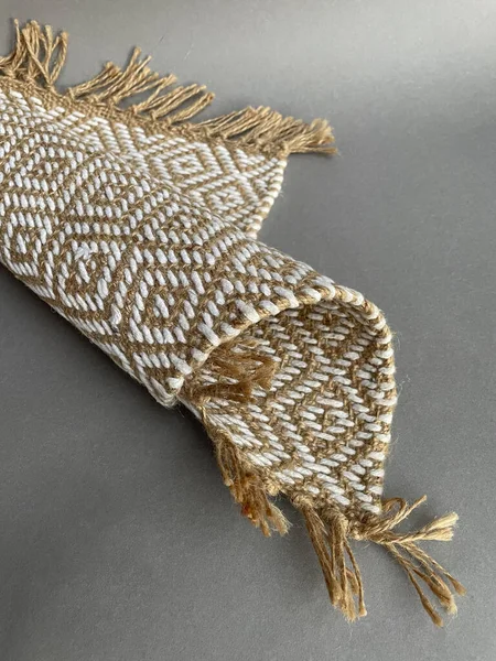 Tüpünde bükülme süsü olan etnik bir halı. El yapımı..