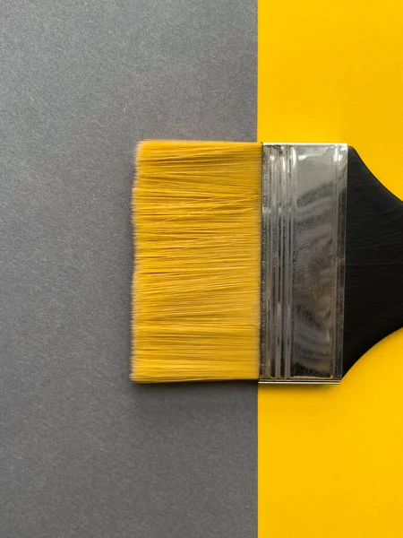 Sarı ve gri arkaplanda sarı öbek ile fırça.