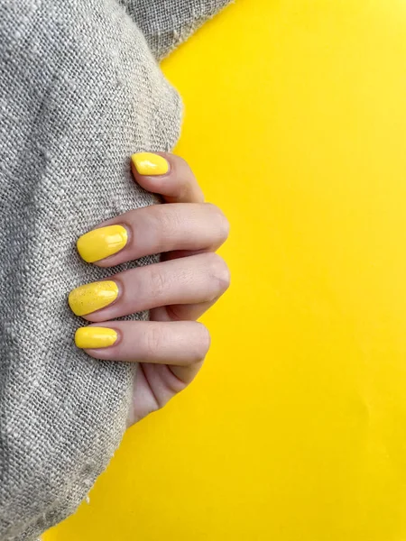 Güzel manikürlü bir kızın eli kenevir bezi tutuyor..