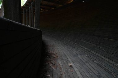 Terk edilmiş ahşap tahta kızak pisti inşaatı baharda ormanda viraj.