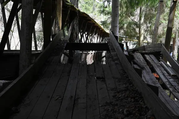 Abandonado Placa Madeira Bobsleigh Pista Construção Curva Floresta Primavera — Fotografia de Stock