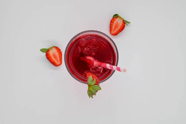 Aardbeiencocktail Een Glas Van Bovenaf Met Gepelde Aardbeien Aan Rand — Stockfoto
