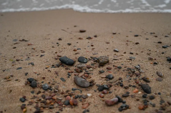 Deniz Kenarında Küçük Taşlar Yaklaşan Bir Dalga — Stok fotoğraf