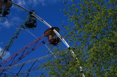 Arka planda mavi gökyüzü olan dönme dolapların yakın çekimi
