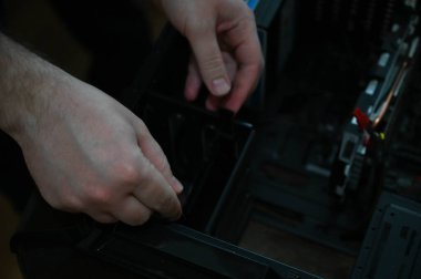 Katı durum sürücüsünü masaüstü bilgisayar dosyasına yükleyen bilgisayar teknisyeni.