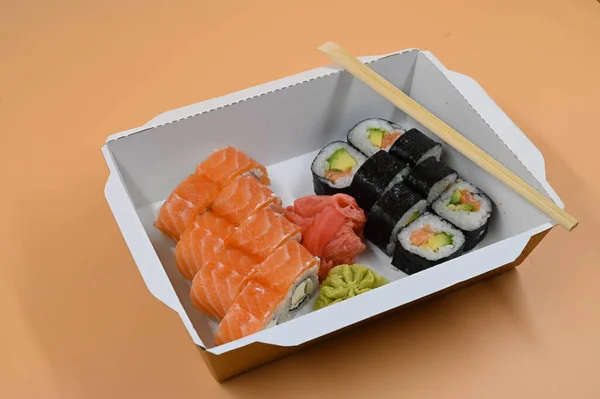 Sushi Con Zenzero Rosso Wasabi Una Scatola Asporto Isolato Sfondo — Foto Stock