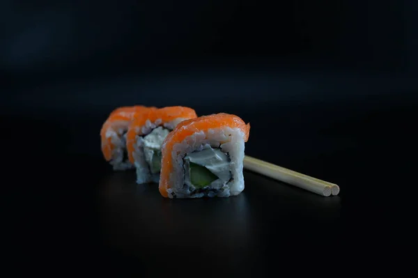 Primo Piano Tre Pezzi Disposti Diagonalmente Sushi Con Bacchette Fondo — Foto Stock