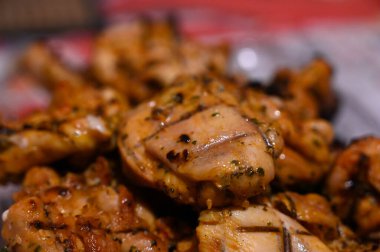 Izgara tavuk filetosu yakın plan..