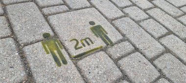 Kaldırımın kaldırımına iki metre mesafe gözlemi tabelası çizilmiş..