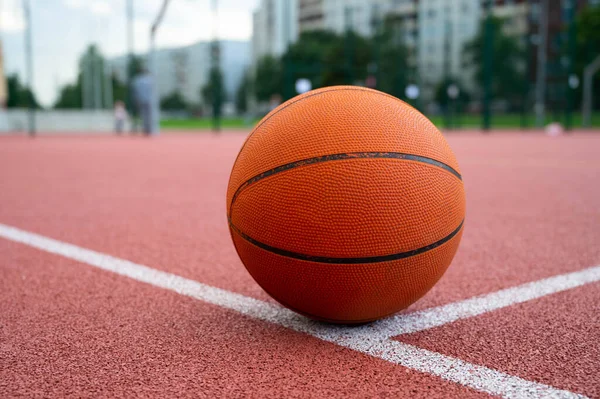 Баскетбольный Мяч Помещен Городской Наружной Баскетбольной Площадке Размытым Фоном Показывающим Стоковое Фото