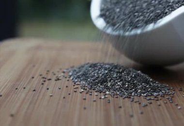 Beyaz kaseden Superfood düşen chia tohum