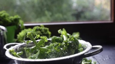 Yıkanmış kale ile su sıçramalarına kevgir düşüyor.