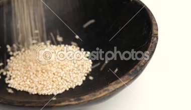 yakın çekim göl kenarında kabarık quinoa rustik dökme kase