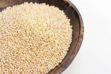 Quinoa izole rustik ahşap kase beyaz arka planda kabarık