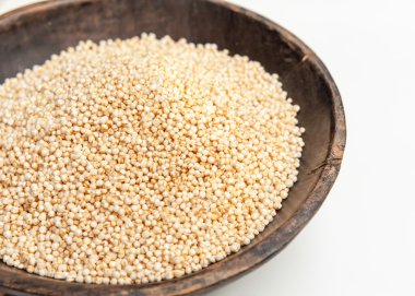 Quinoa izole rustik ahşap kase beyaz arka planda kabarık