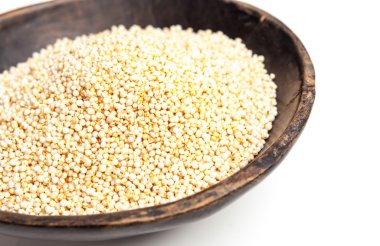 Quinoa izole rustik ahşap kase beyaz arka planda kabarık