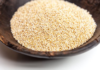 Amaranth izole rustik ahşap kase beyaz arka planda kabarık