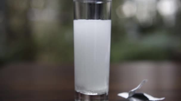 Aspirin or Effervescent tablet dissolving in glas water — Stock Video