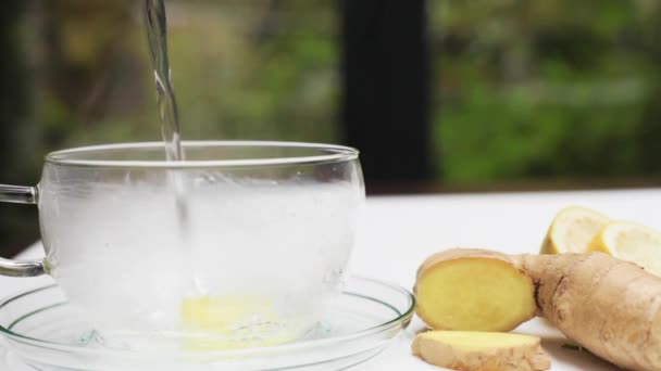 Taza de té de jengibre vierta agua caliente — Vídeo de stock