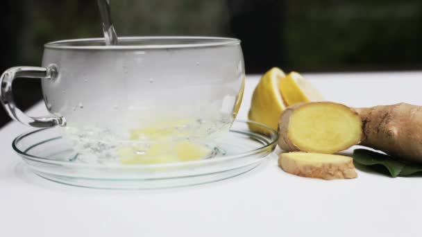 Taza de té de jengibre vierta agua caliente — Vídeo de stock